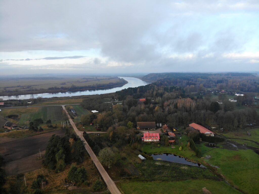 Blick auf Bittehnen/Bitėnai mit der Memelkurve
Foto: © Mindaugas Karklelis